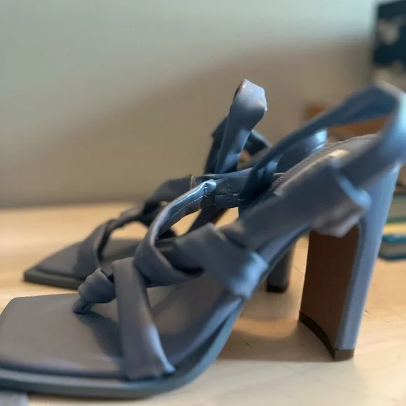 Sandal heel shoes. - Picture 4 of 4